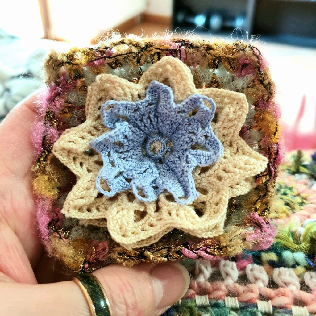 Abstract Flower #27 RRR Fiber Art Brooch - Fiore Astratto #27 spilla fiber art RRR