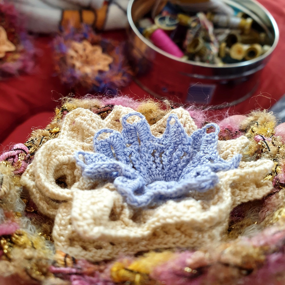 Abstract Flower #27 RRR Fiber Art Brooch - Fiore Astratto #27 spilla fiber art RRR