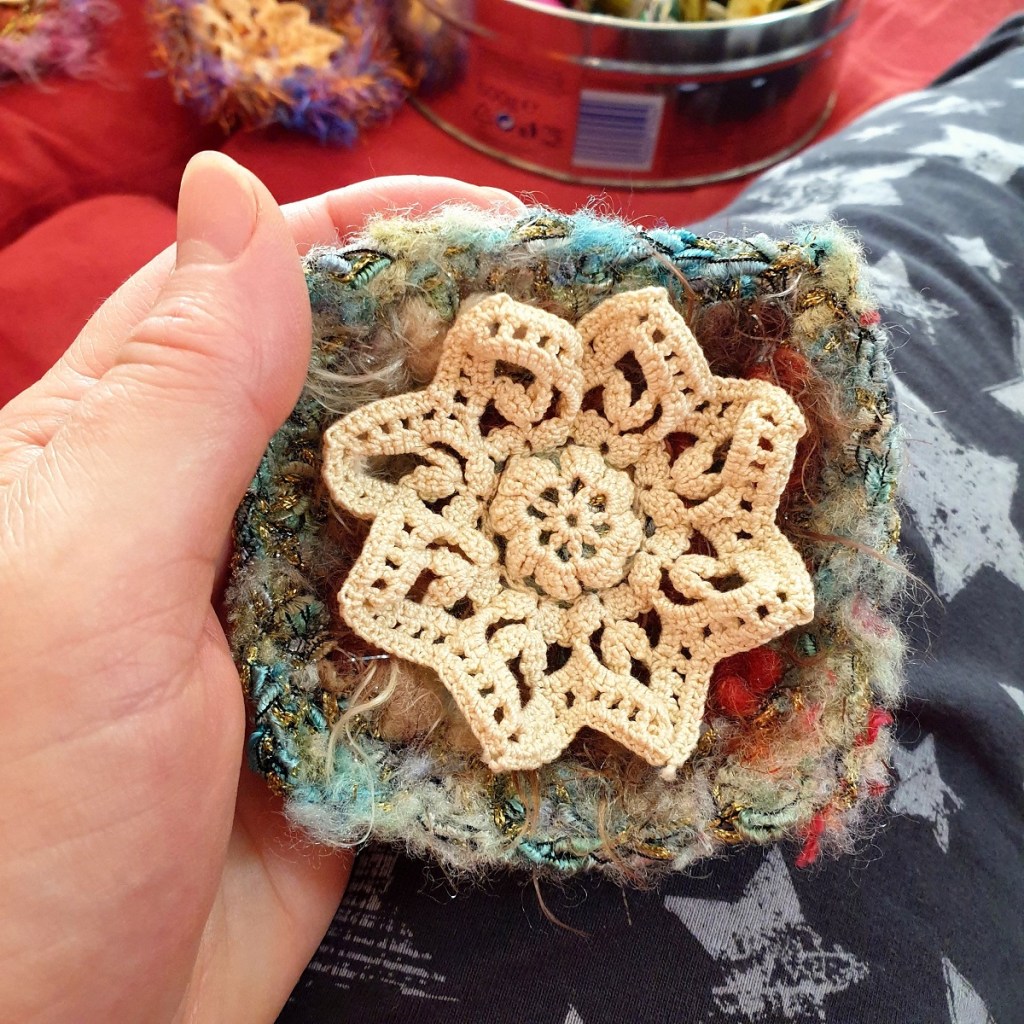 Abstract Flower #28 RRR Fiber Art Brooch - Fiore Astratto #28 spilla fiber art RRR