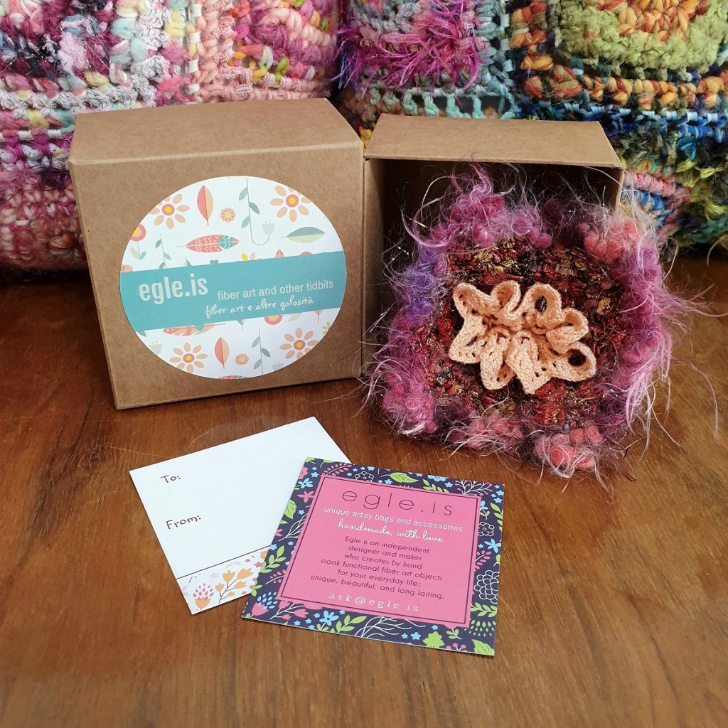 Abstract Flower #29 RRR Fiber Art Brooch - Fiore Astratto #29 spilla fiber art RRR