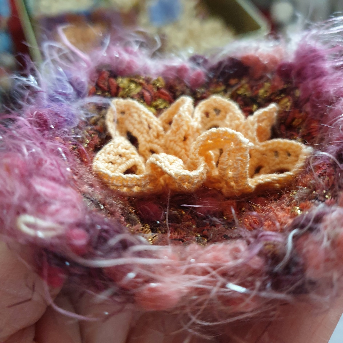 Abstract Flower #29 RRR Fiber Art Brooch - Fiore Astratto #29 spilla fiber art RRR