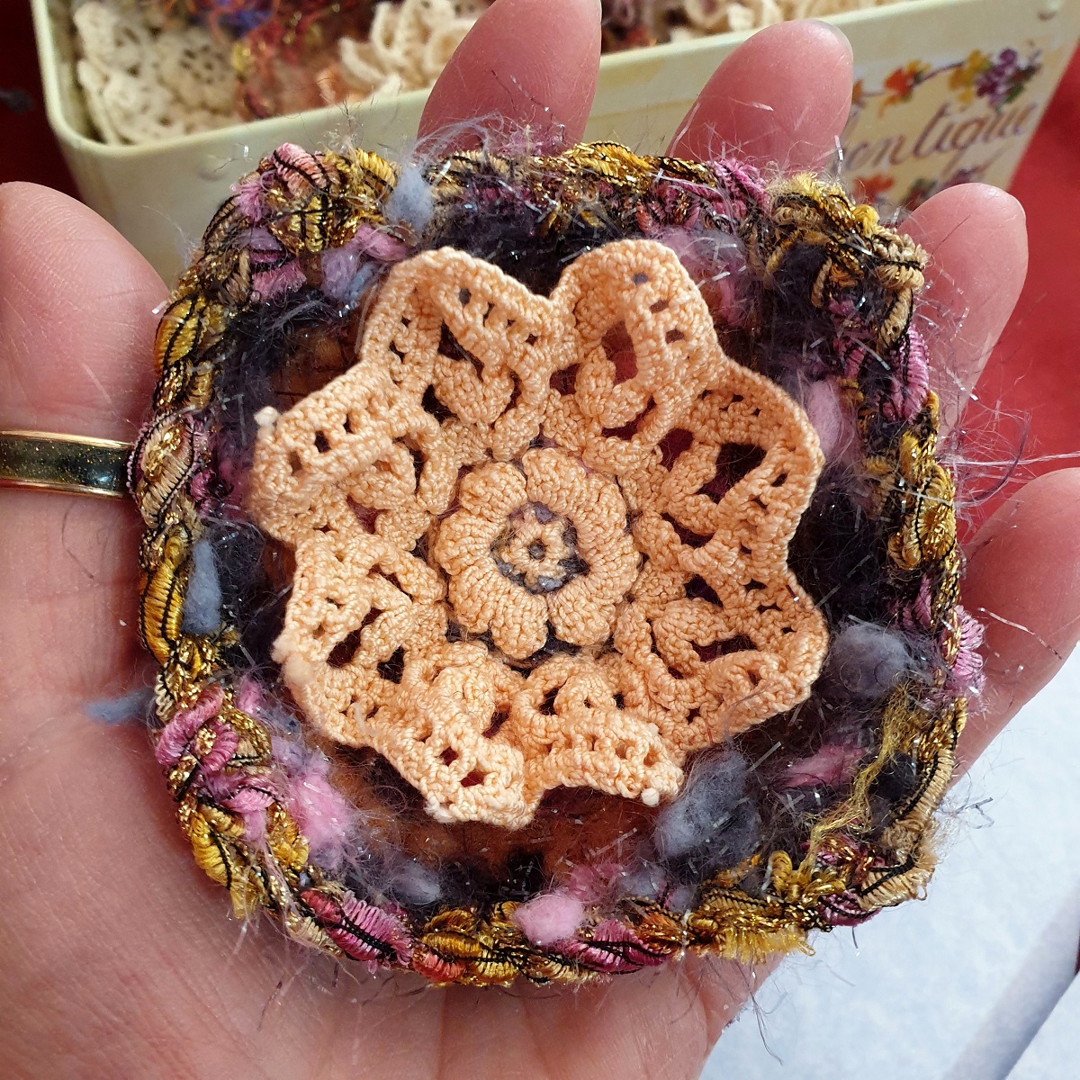 Abstract Flower #30 RRR Fiber Art Brooch - Fiore Astratto #30 spilla fiber art RRR