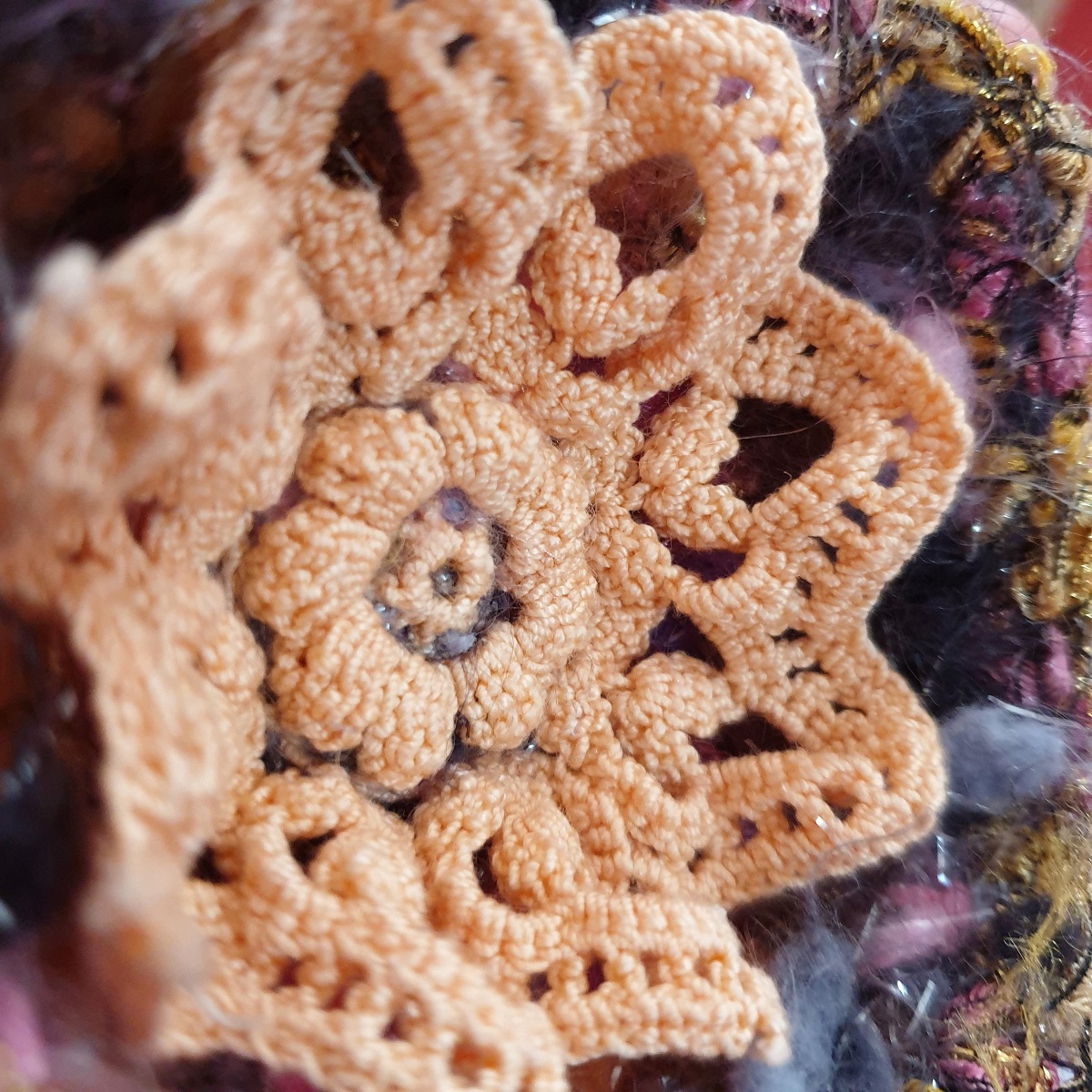 Abstract Flower #30 RRR Fiber Art Brooch - Fiore Astratto #30 spilla fiber art RRR