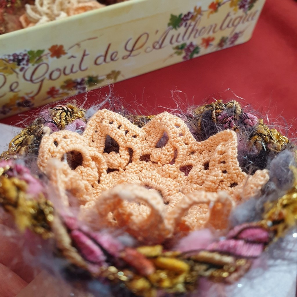 Abstract Flower #30 RRR Fiber Art Brooch - Fiore Astratto #30 spilla fiber art RRR