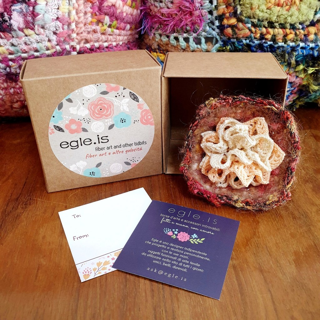 Abstract Flower #24 RRR Fiber Art Brooch - Fiore Astratto #24 spilla fiber art RRR