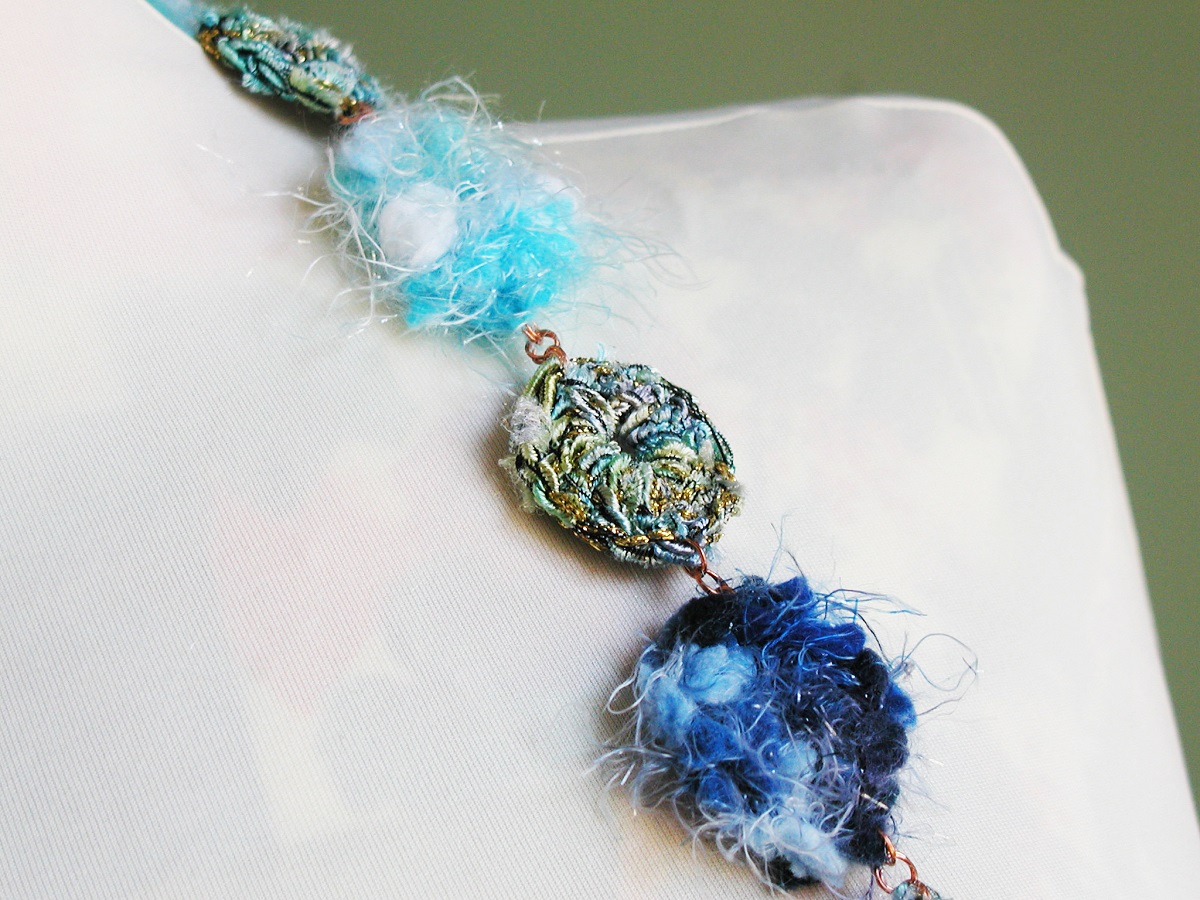 Queen of the Snow Fibert Art Necklace - Collana fiber art “Regina delle Nevi”