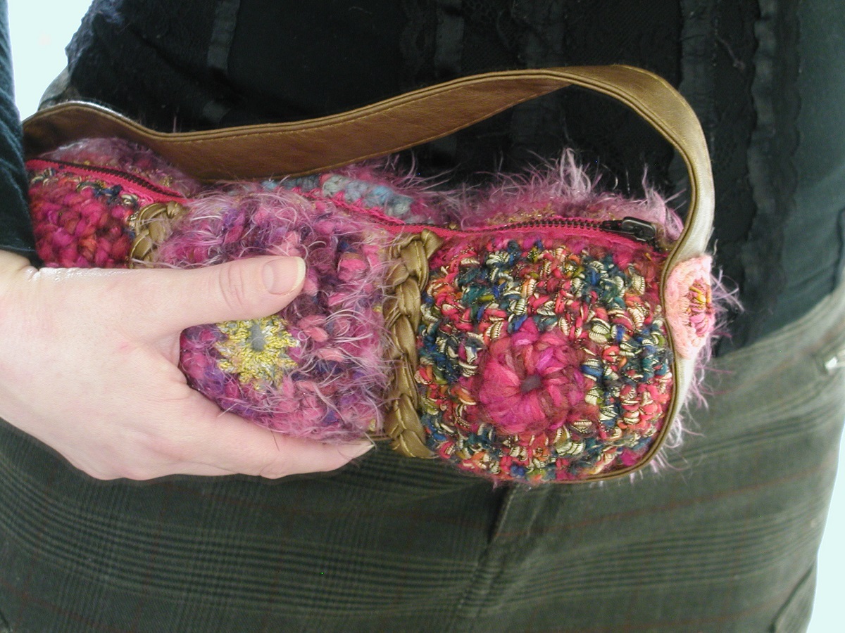 Mini Bag Made with Yarn and Other Materials - Mini borsa realizzata con filati e altri materiali