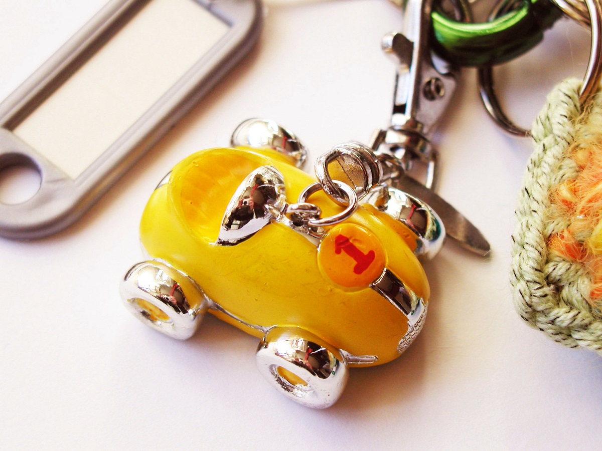 Little Yellow Race Car Whimsical Keychain - Automobilina Gialla portachiavi fantasia